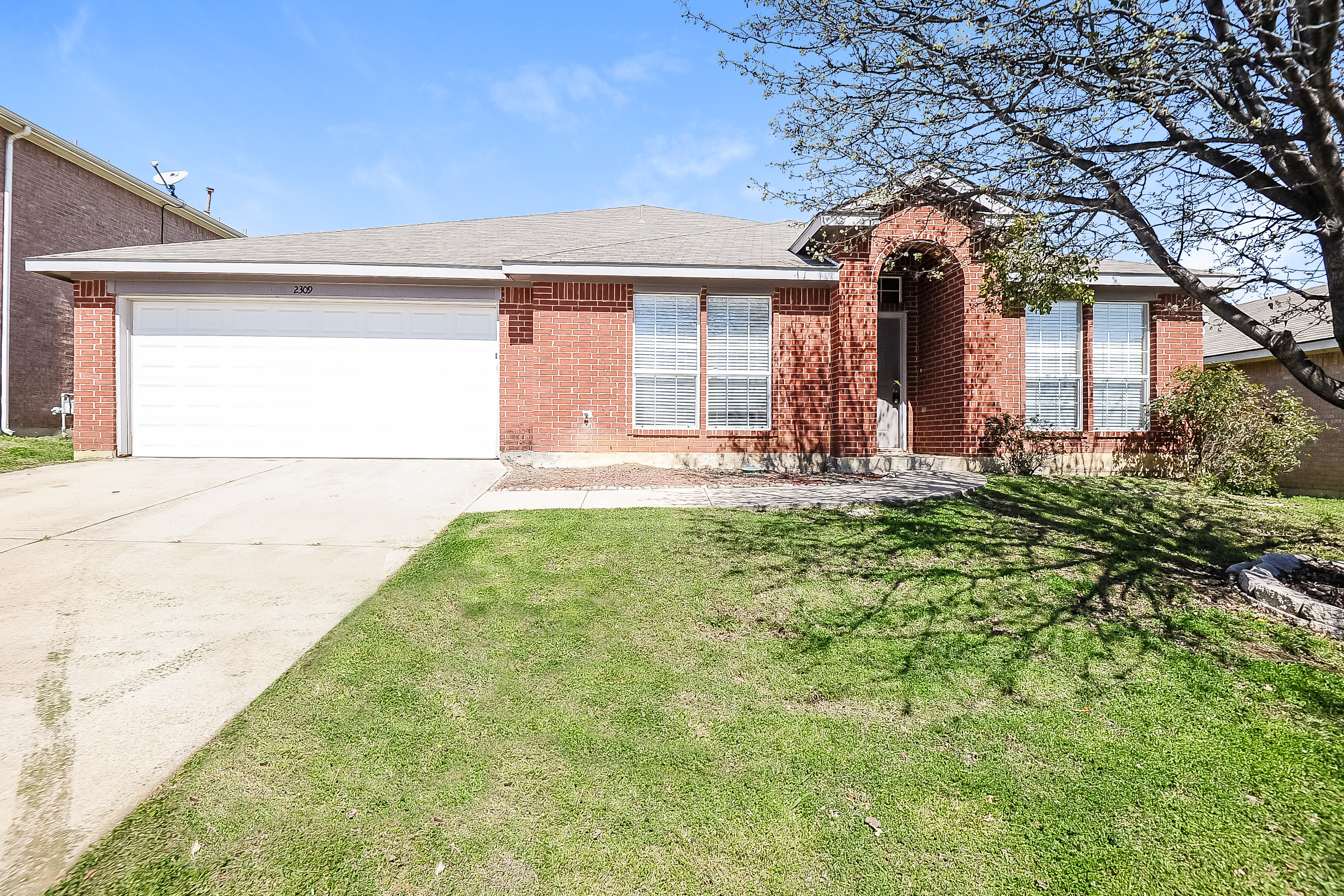 2309 Eden Green Dr Arlington, TX 76001